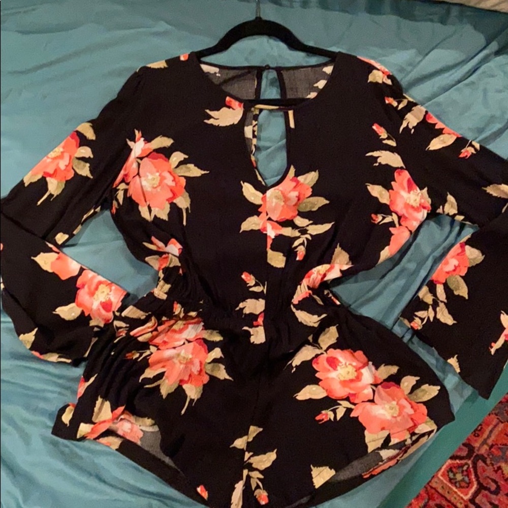 Floral romper with pockets